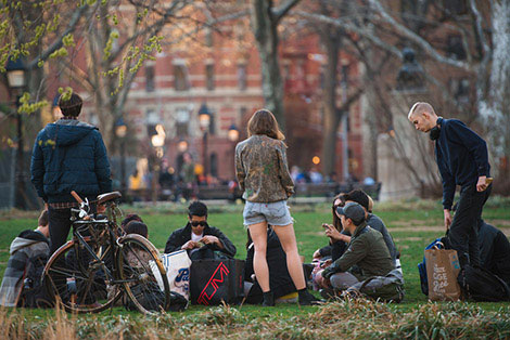 a group of people sitting on the gorund